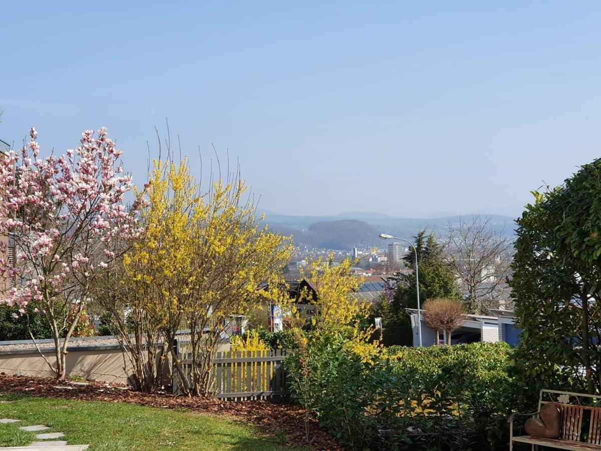 Schoene Wohnung Mit Ausblick Und Gartensitzplatz เลอร์ราค ภายนอก รูปภาพ