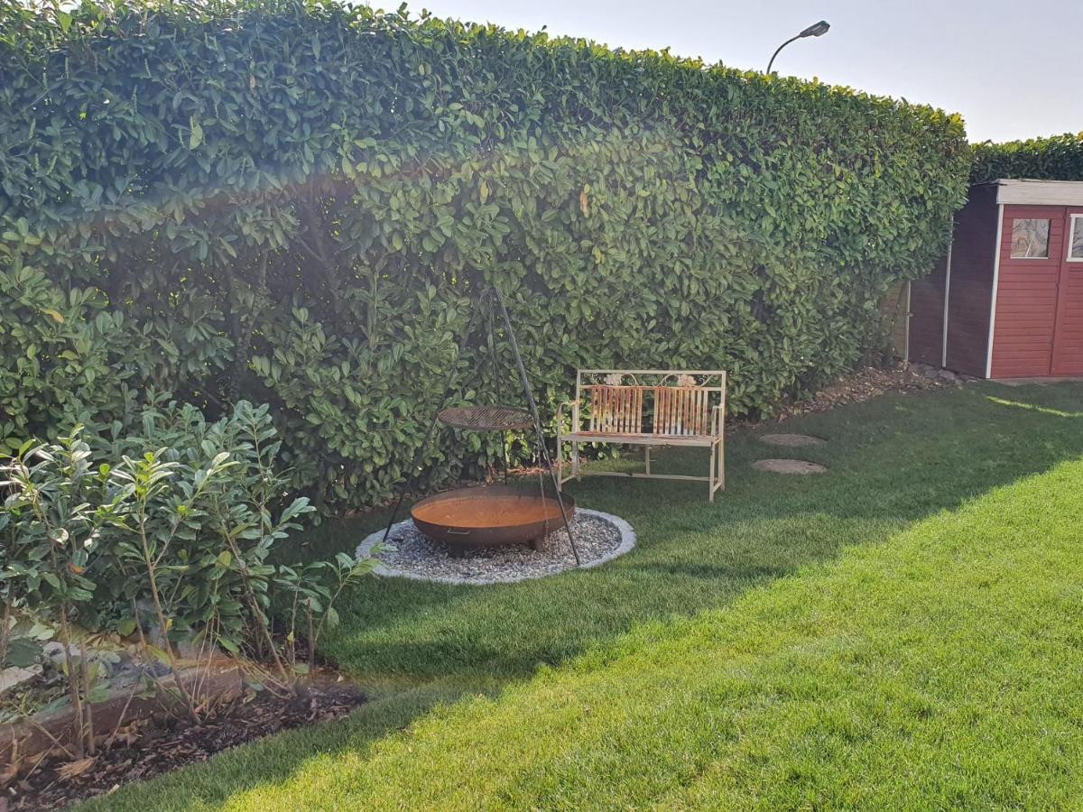 Schoene Wohnung Mit Ausblick Und Gartensitzplatz เลอร์ราค ภายนอก รูปภาพ