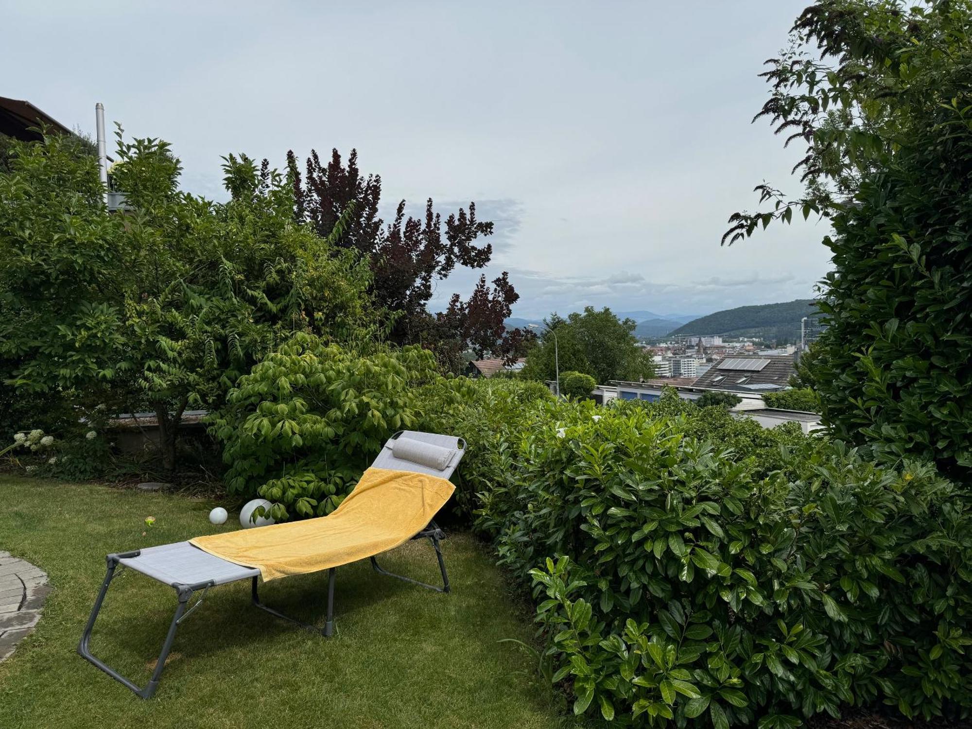 Schoene Wohnung Mit Ausblick Und Gartensitzplatz เลอร์ราค ภายนอก รูปภาพ