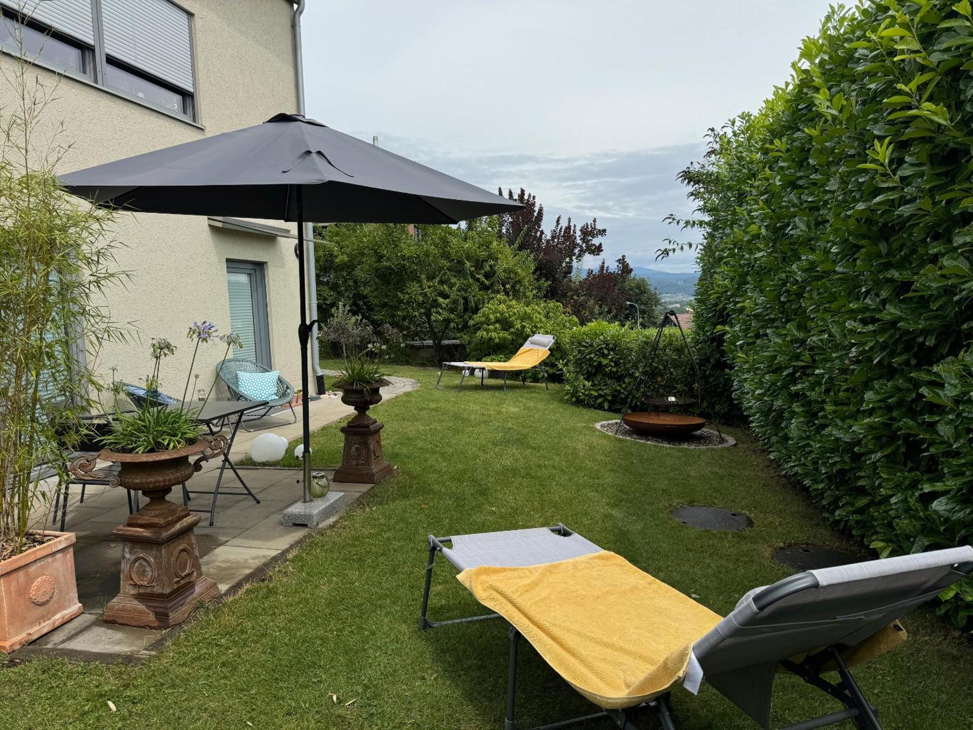 Schoene Wohnung Mit Ausblick Und Gartensitzplatz เลอร์ราค ภายนอก รูปภาพ